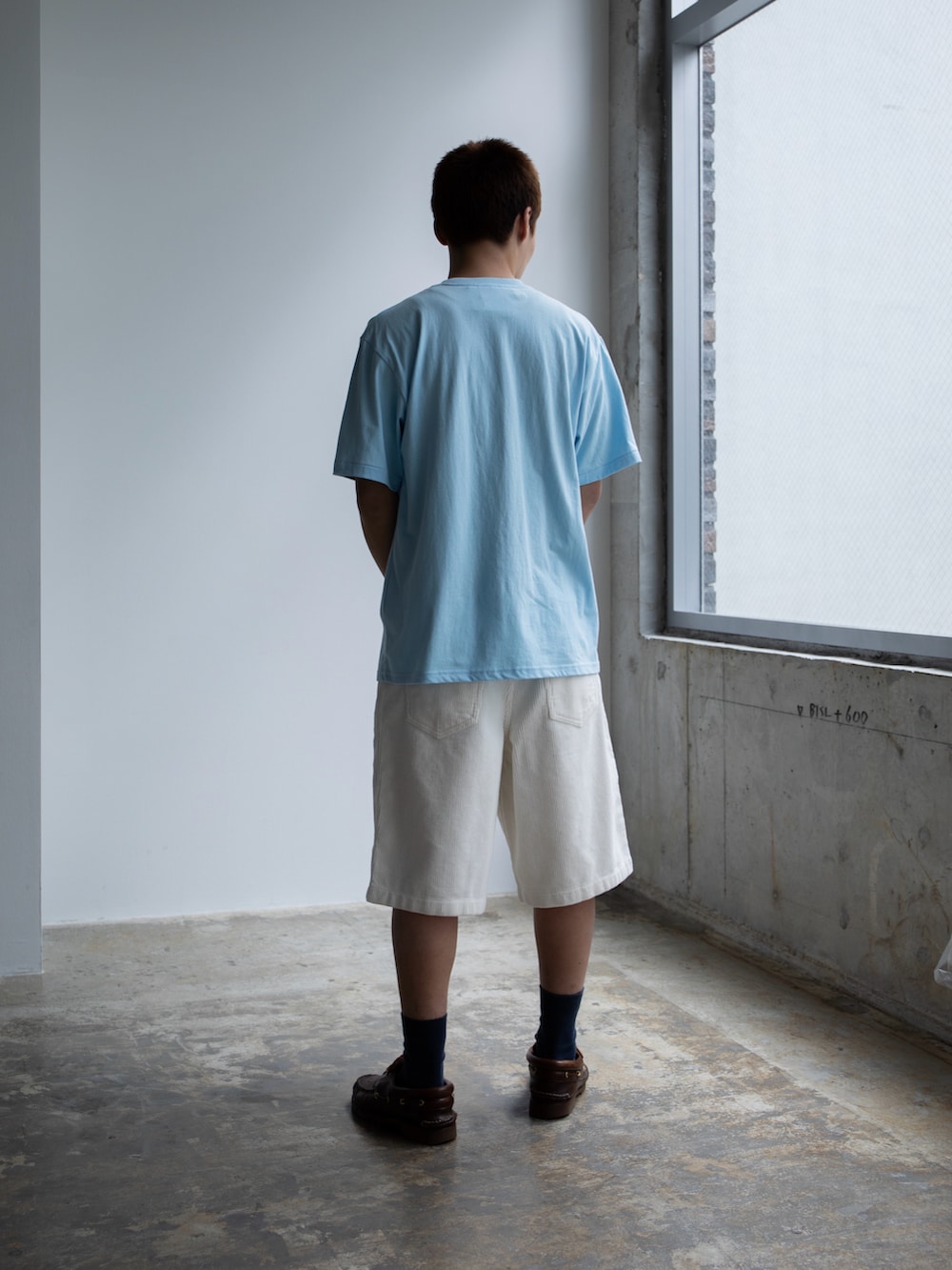 ブルー系のTシャツ/カットソー、ホワイト系のその他パンツを着用したメンズの春コーディネートの2枚目の写真