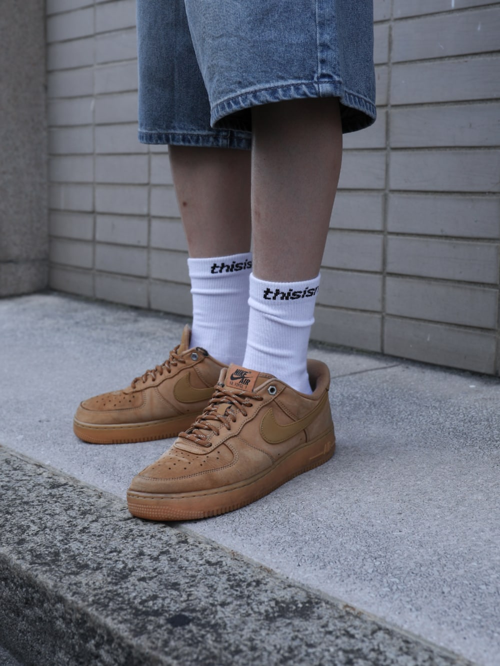 ピンク系のTシャツ/カットソー、ブルー系のデニムパンツ、ホワイト系のソックス/靴下を着用したメンズの夏コーディネートの6枚目の写真