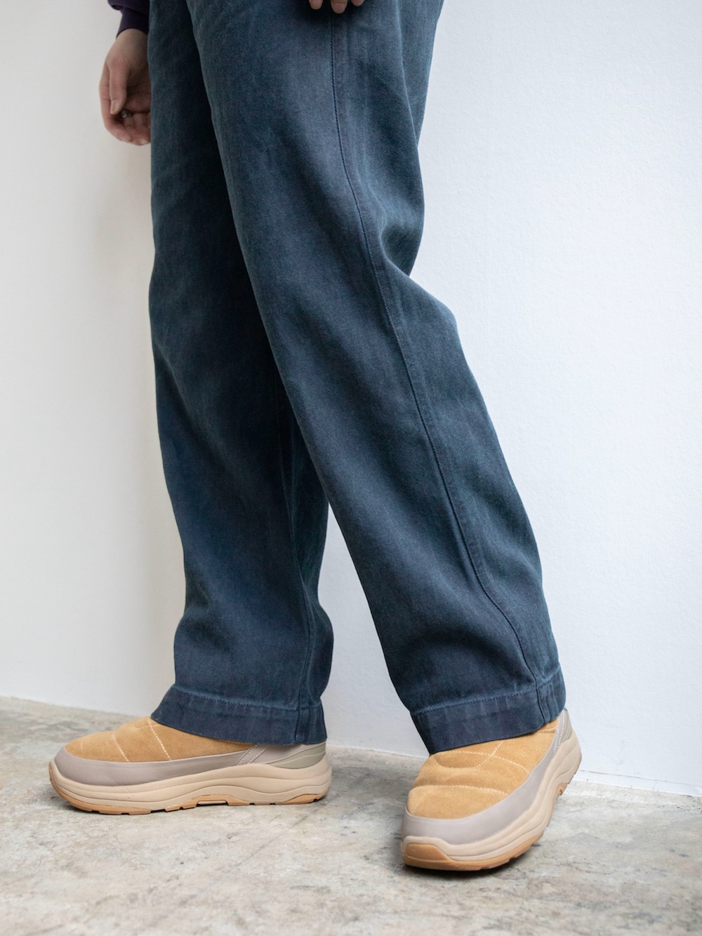 パープル系のニット/セーター、ブルー系のその他パンツを着用したレディースの冬コーディネートの4枚目の写真