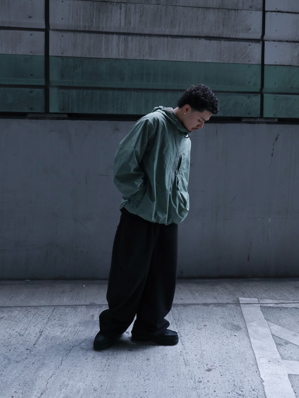 「thisisneverthat、アノラックパーカー、カモフラ、スウェットパンツ」｜「thisisneverthatのT.N.T. Classic HDP Sweatpant（スウェットパンツ、ブラック系）」を使った、thisisneverthatさん（メンズ・165cm）の春コーディネートの2枚目の写真