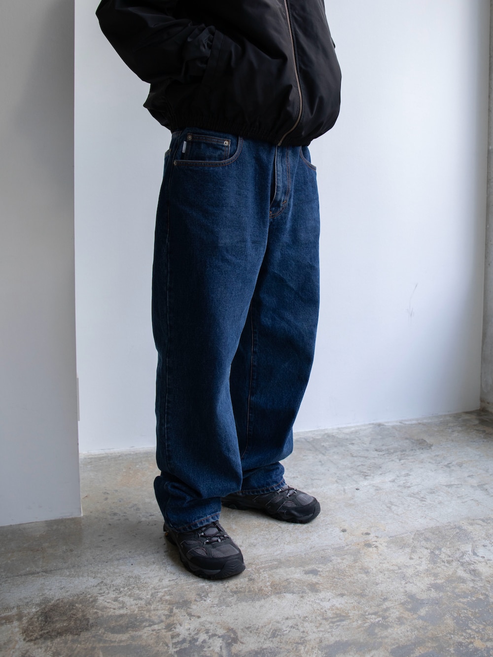 「thisisneverthat、ネバザ、ブルゾン、デニム」｜「thisisneverthatのINTL. Team Jacket（ブルゾン、ブラック系）」を使った、thisisneverthatさん（メンズ・181cm）の冬コーディネートの4枚目の写真