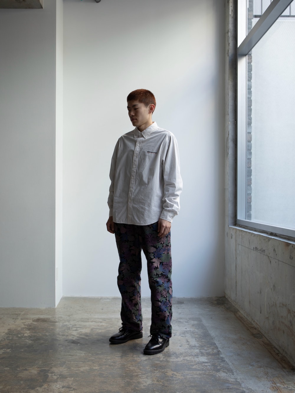 ベージュ系のシャツ/ブラウス、その他のデニムパンツを着用したメンズの春コーディネートの2枚目の写真