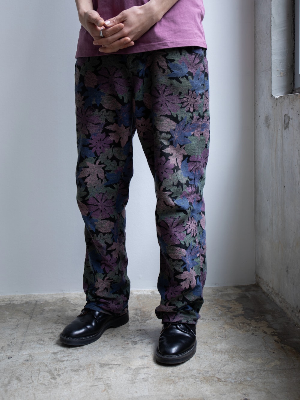 ピンク系のTシャツ/カットソー、その他のデニムパンツを着用したメンズの春コーディネートの4枚目の写真