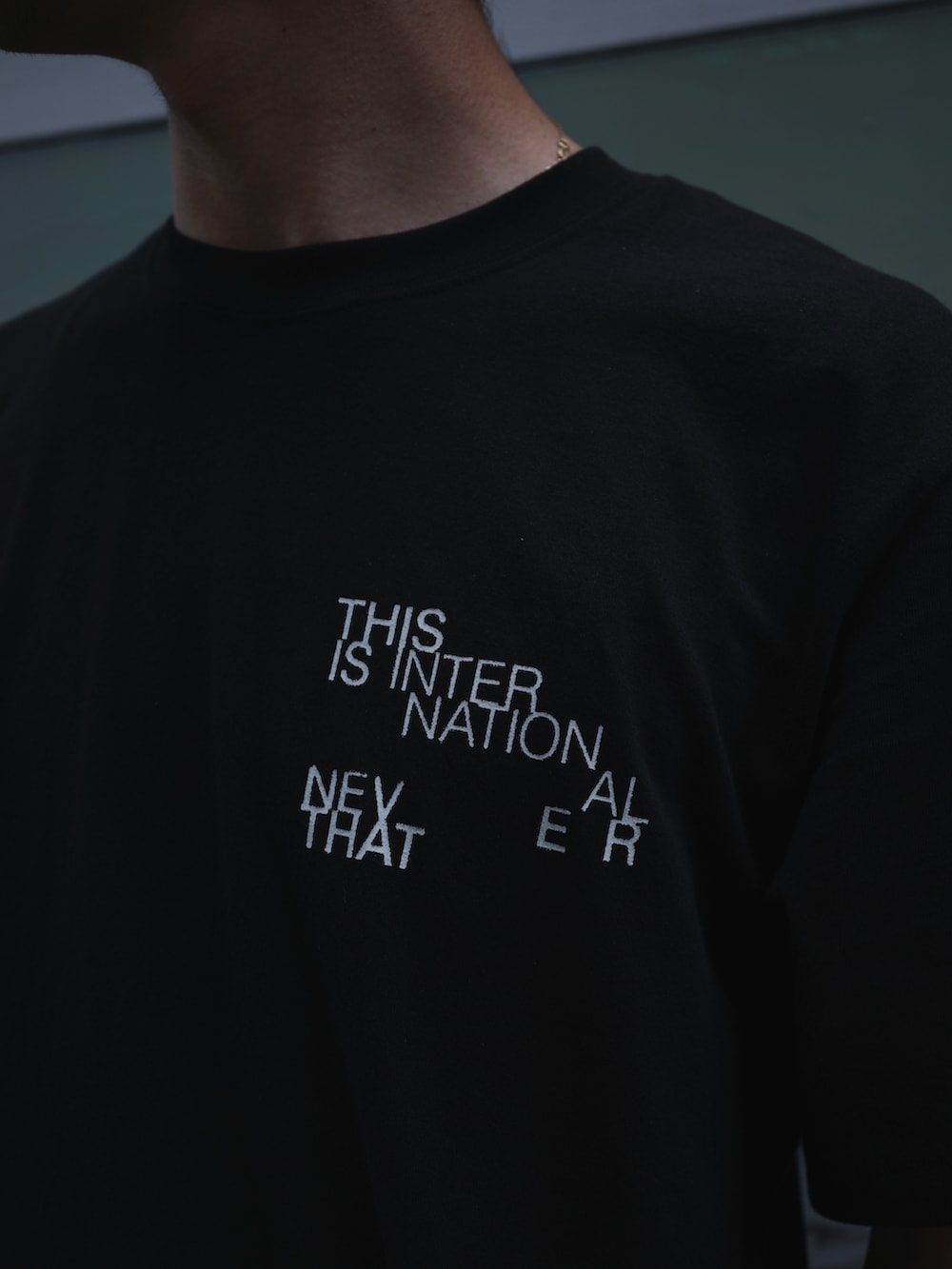 ブラック系のTシャツ/カットソー、その他のその他パンツを着用したメンズの春コーディネートの4枚目の写真