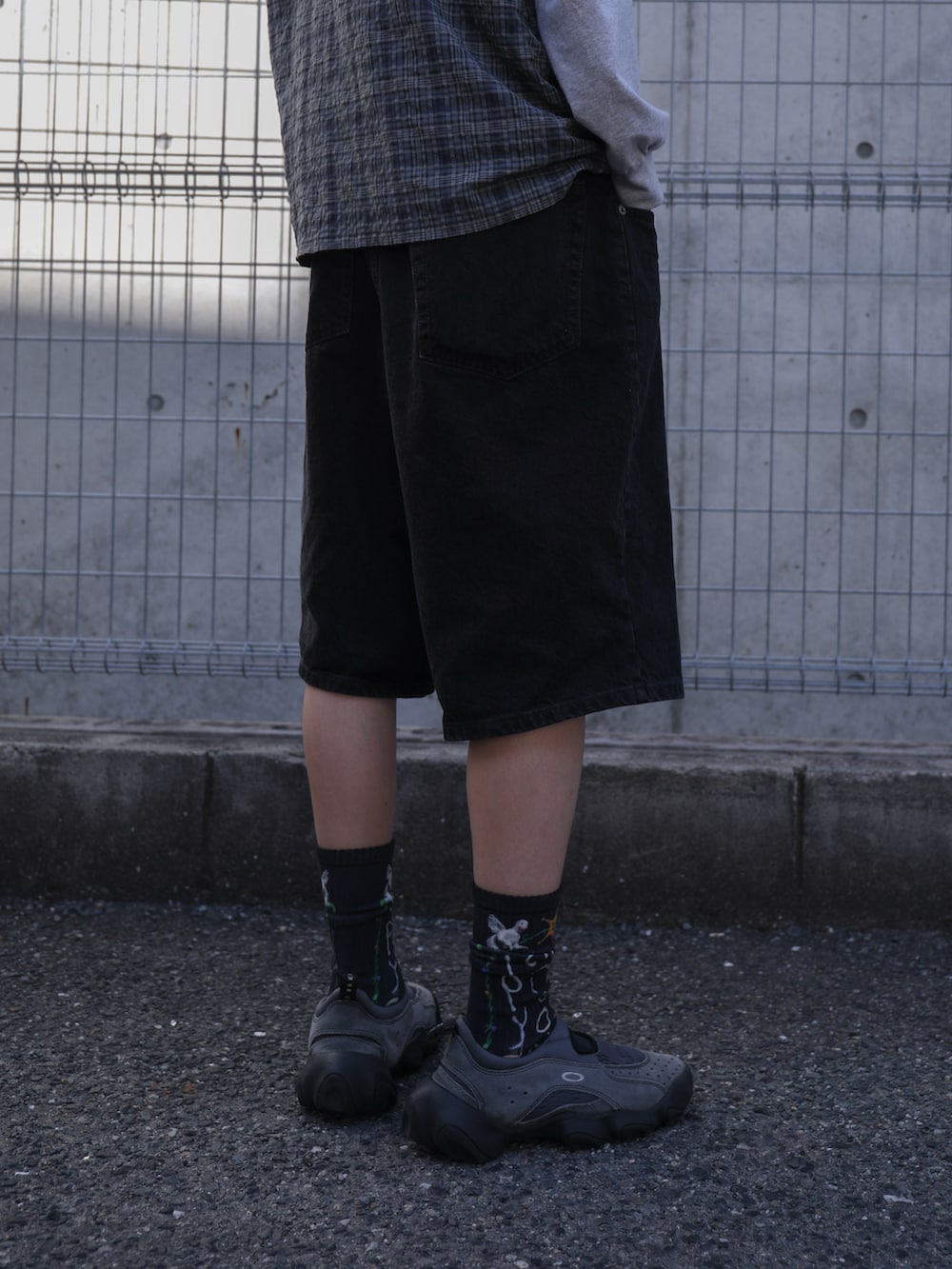 グレー系のTシャツ/カットソー、ブルー系のシャツ/ブラウス、ブラック系のデニムパンツを着用したメンズの春コーディネートの5枚目の写真