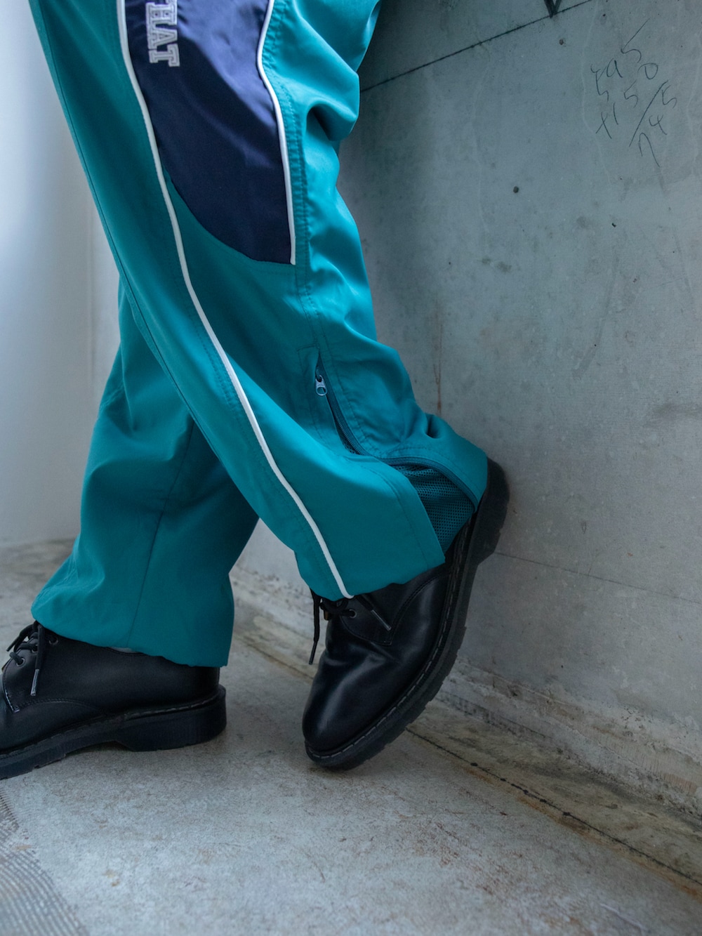 ブラック系のスウェット、グリーン系のその他パンツ、ブラック系のキャップを着用したメンズの春コーディネートの5枚目の写真