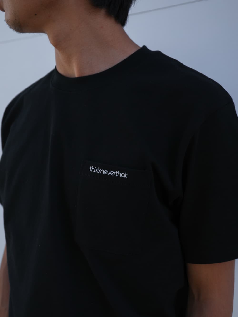 ブラック系のTシャツ/カットソー、イエロー系のその他パンツ、ブラック系のキャップを着用したメンズの夏コーディネートの3枚目の写真