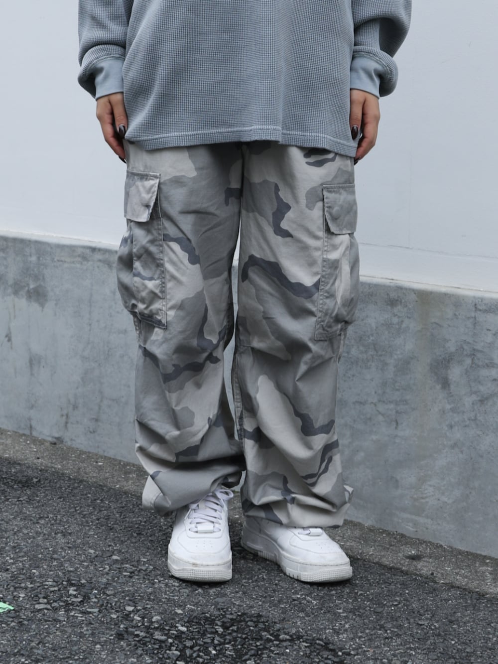 その他のカーゴパンツ、グレー系のTシャツ/カットソーを着用したレディースの秋コーディネートの4枚目の写真