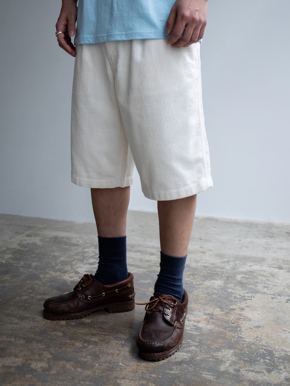 ブルー系のTシャツ/カットソー、ホワイト系のその他パンツを着用したメンズの春コーディネートの4枚目の写真