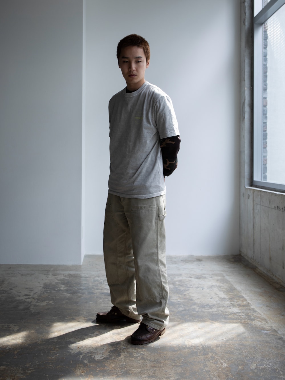 グレー系のTシャツ/カットソー、グリーン系のその他パンツ、その他のTシャツ/カットソーを着用したメンズの春コーディネートの2枚目の写真