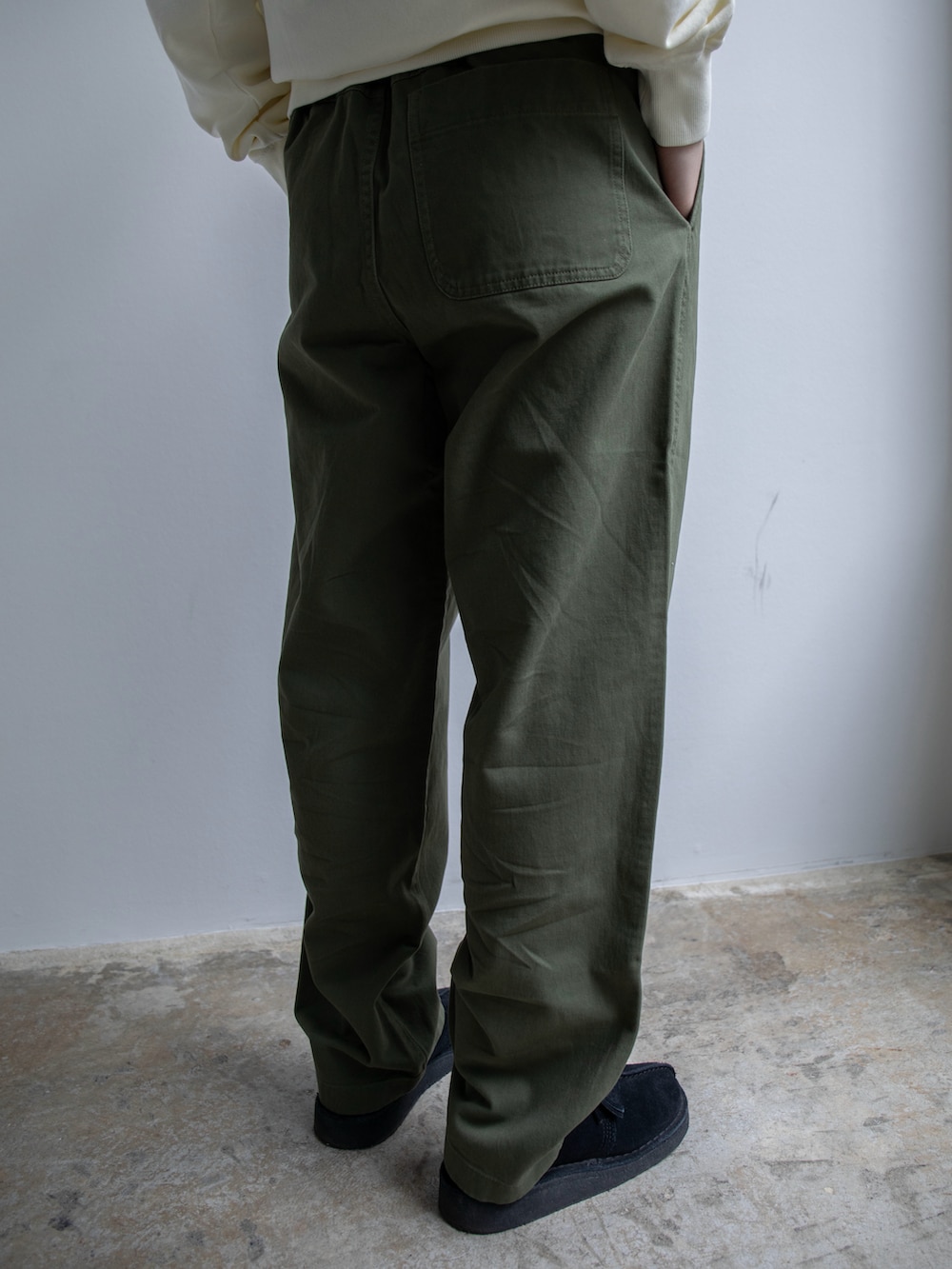 ホワイト系のスウェット、グリーン系のその他パンツを着用したレディースの冬コーディネートの4枚目の写真