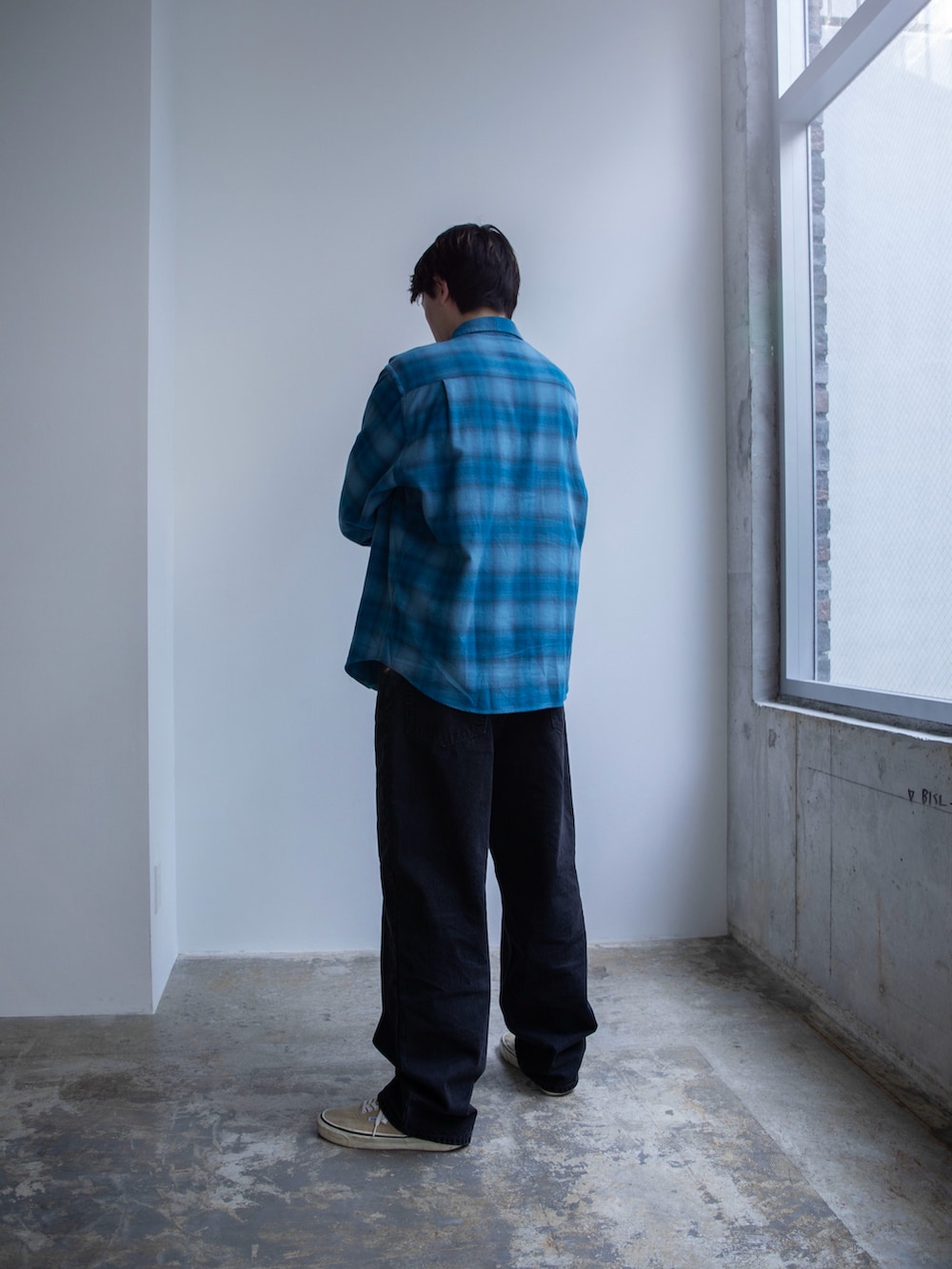 「thisisneverthat、フランネルシャツ、チェックシャツ、デニム」｜「thisisneverthatのFlannel Check Shirt（シャツ/ブラウス、ブルー系）」を使った、thisisneverthatさん（メンズ・181cm）の春コーディネートの2枚目の写真