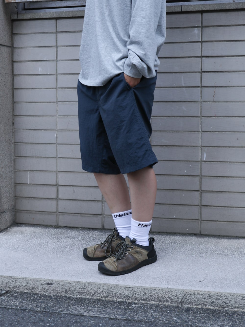 グレー系のTシャツ/カットソー、ブルー系のその他パンツ、ベージュ系のキャップを着用したレディースの夏コーディネートの4枚目の写真