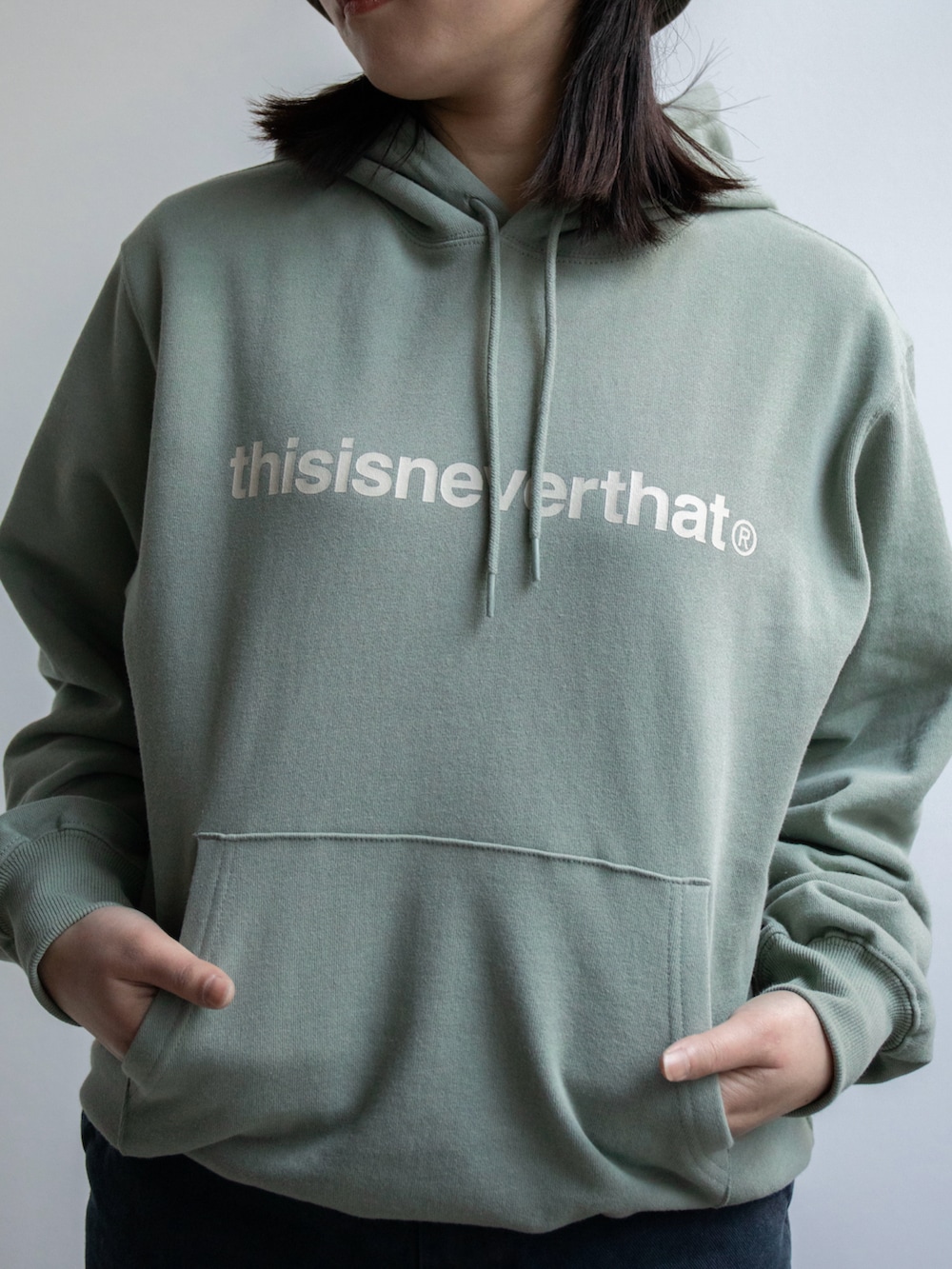 グリーン系のパーカー、ブルー系のその他パンツ、グリーン系のハットを着用したレディースの冬コーディネートの2枚目の写真