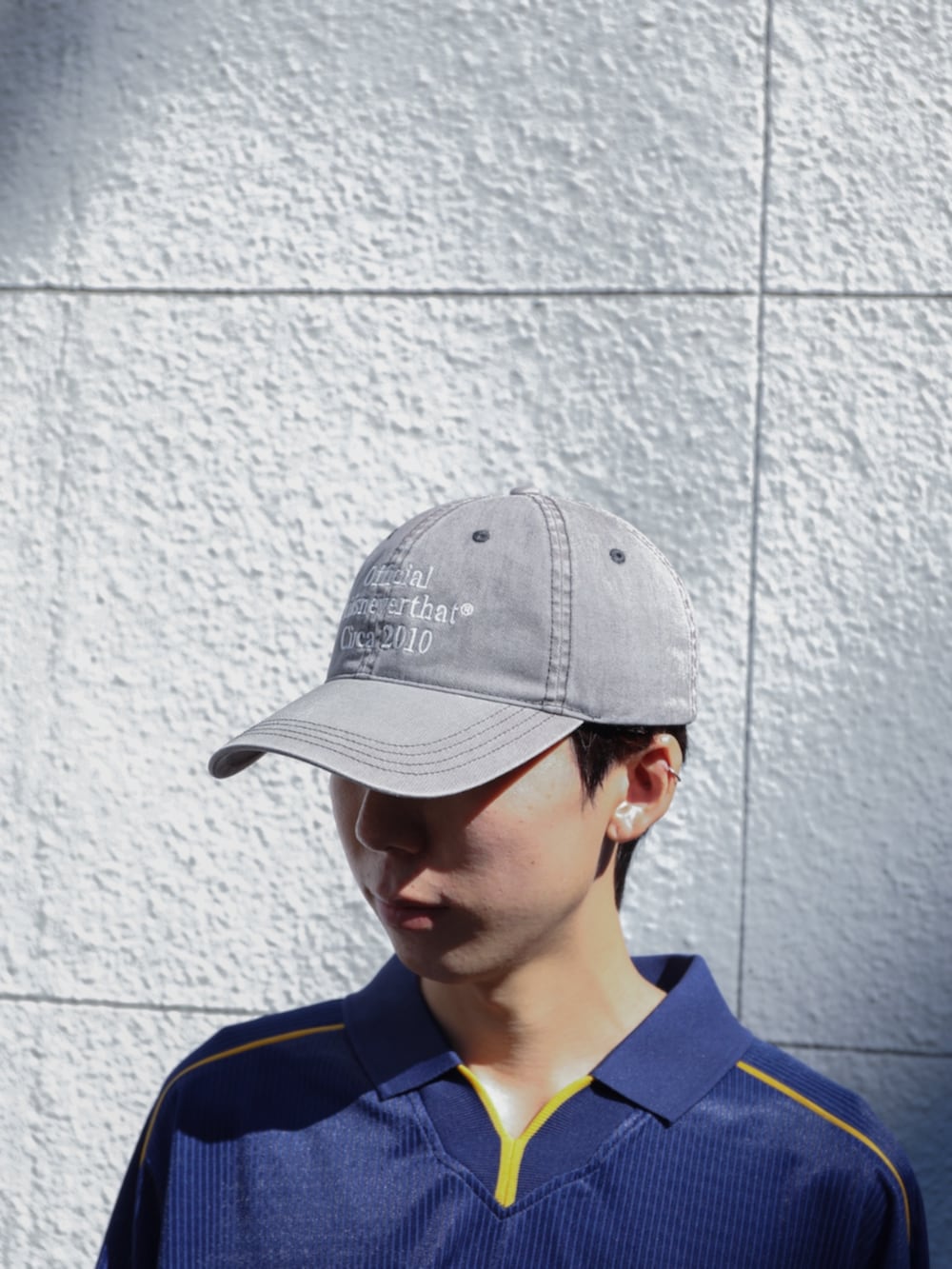 ブルー系のTシャツ/カットソー、ブルー系のデニムパンツを着用したメンズの秋コーディネートの5枚目の写真