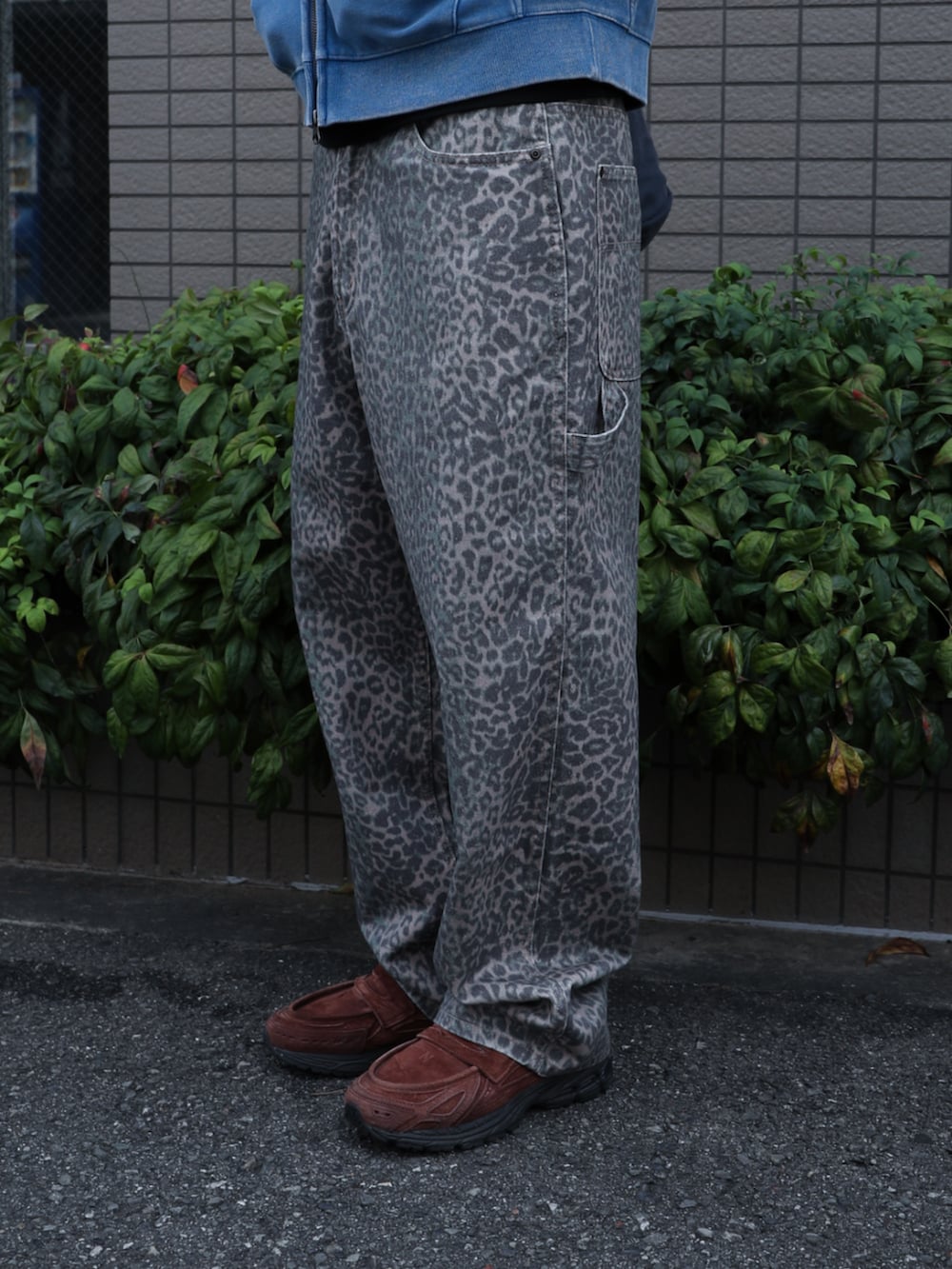 ブルー系のパーカー、グレー系のショルダーバッグ、その他のその他パンツを着用したメンズの秋コーディネートの4枚目の写真
