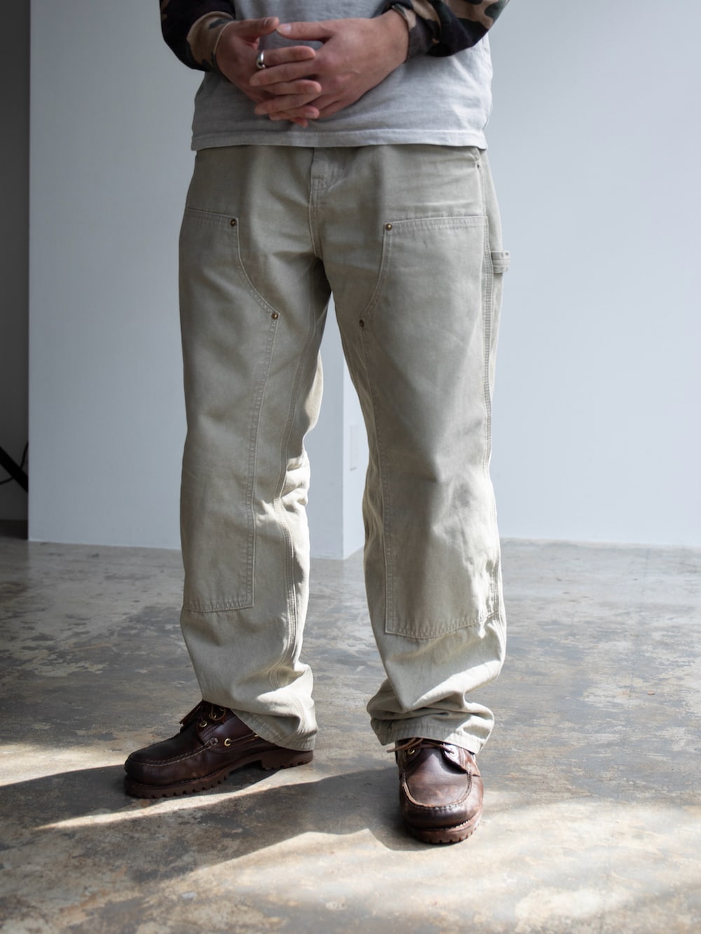 グレー系のTシャツ/カットソー、グリーン系のその他パンツ、その他のTシャツ/カットソーを着用したメンズの春コーディネートの4枚目の写真