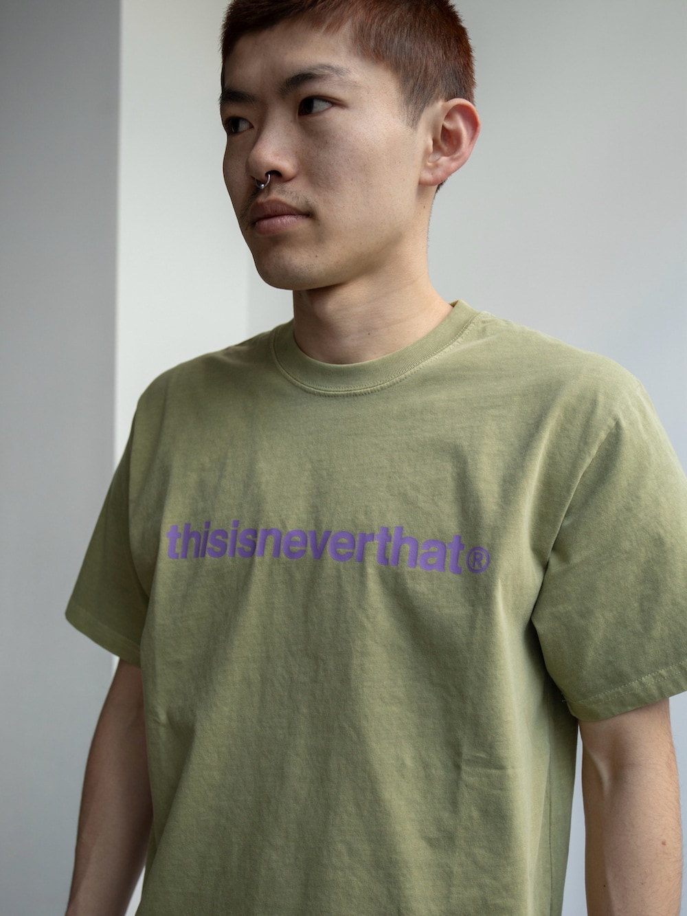 グリーン系のTシャツ/カットソー、グリーン系のその他パンツを着用したメンズの春コーディネートの3枚目の写真