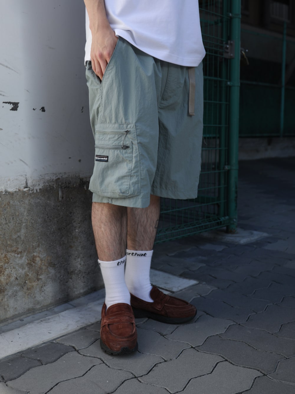ホワイト系のポロシャツ、グレー系のその他パンツ、ホワイト系のソックス/靴下を着用したメンズの夏コーディネートの4枚目の写真