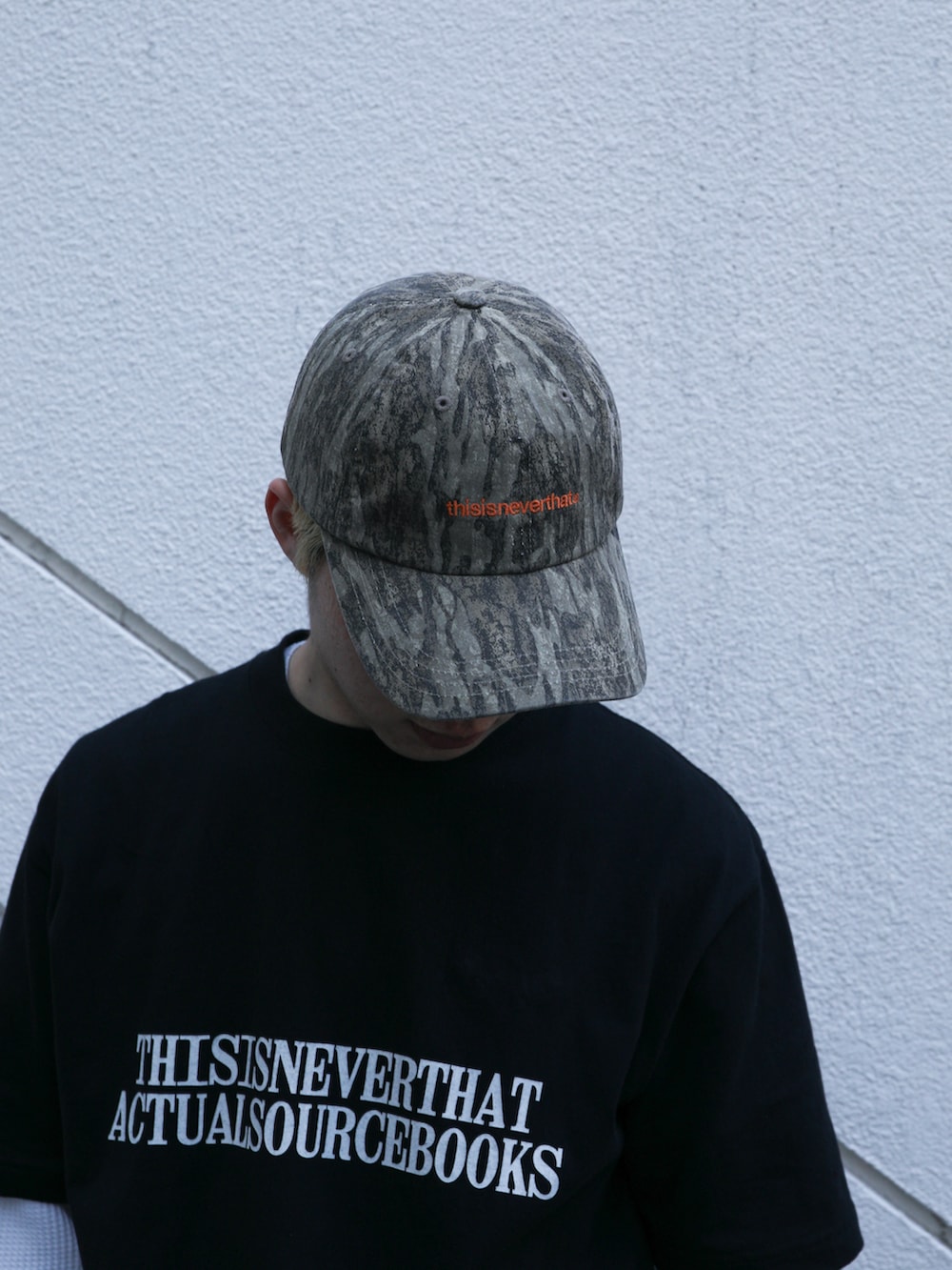 ブルー系のデニムパンツ、その他のキャップを着用したメンズの春コーディネートの3枚目の写真