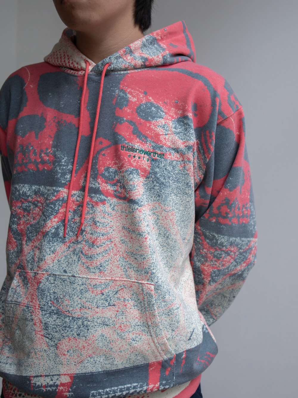 レッド系のパーカー、ブルー系のカーゴパンツを着用したメンズの冬コーディネートの2枚目の写真