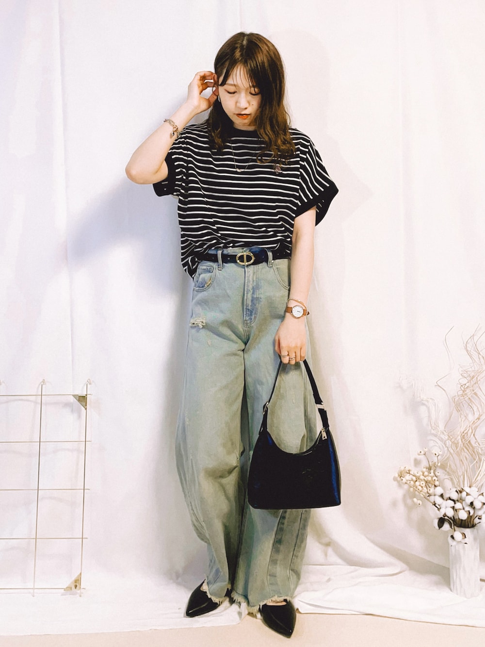 ブラック系のTシャツ/カットソー、ブルー系のデニムパンツ、ブルー系のテーラードジャケットを着用したレディースの春コーディネートの4枚目の写真