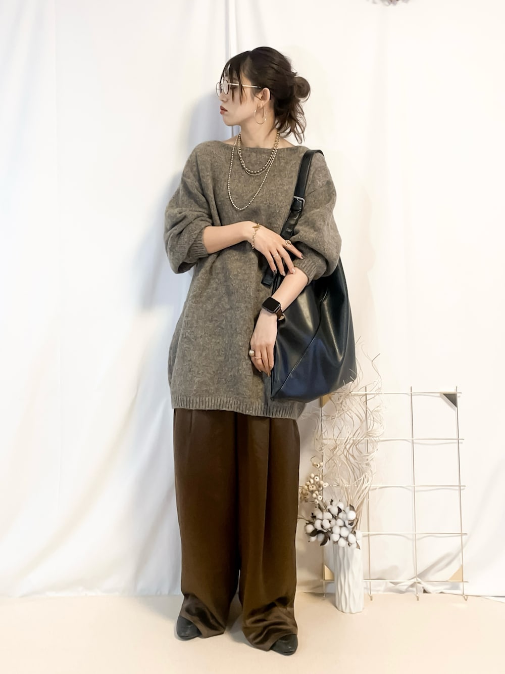 「冬コーデ、クリスマスに着たい服、マイベストコーデ2024、おでかけコーデ、高身長女子、高身長コーデ、ブラウン、ブラウンコーデ、サテンパンツ、骨格ウェーブ、イエベ春、オトナカジュアル、きれいめカジュアル、ニットコーデ、秋冬コーデ」｜「titivateのﾎﾞｰﾄﾈｯｸﾐﾆ丈ﾆｯﾄﾜﾝﾋﾟｰｽ（ワンピース、ブラウン系）」を使った、うーさん 。さん（骨格ウェーブ・レディース・168cm）の冬コーディネートの3枚目の写真