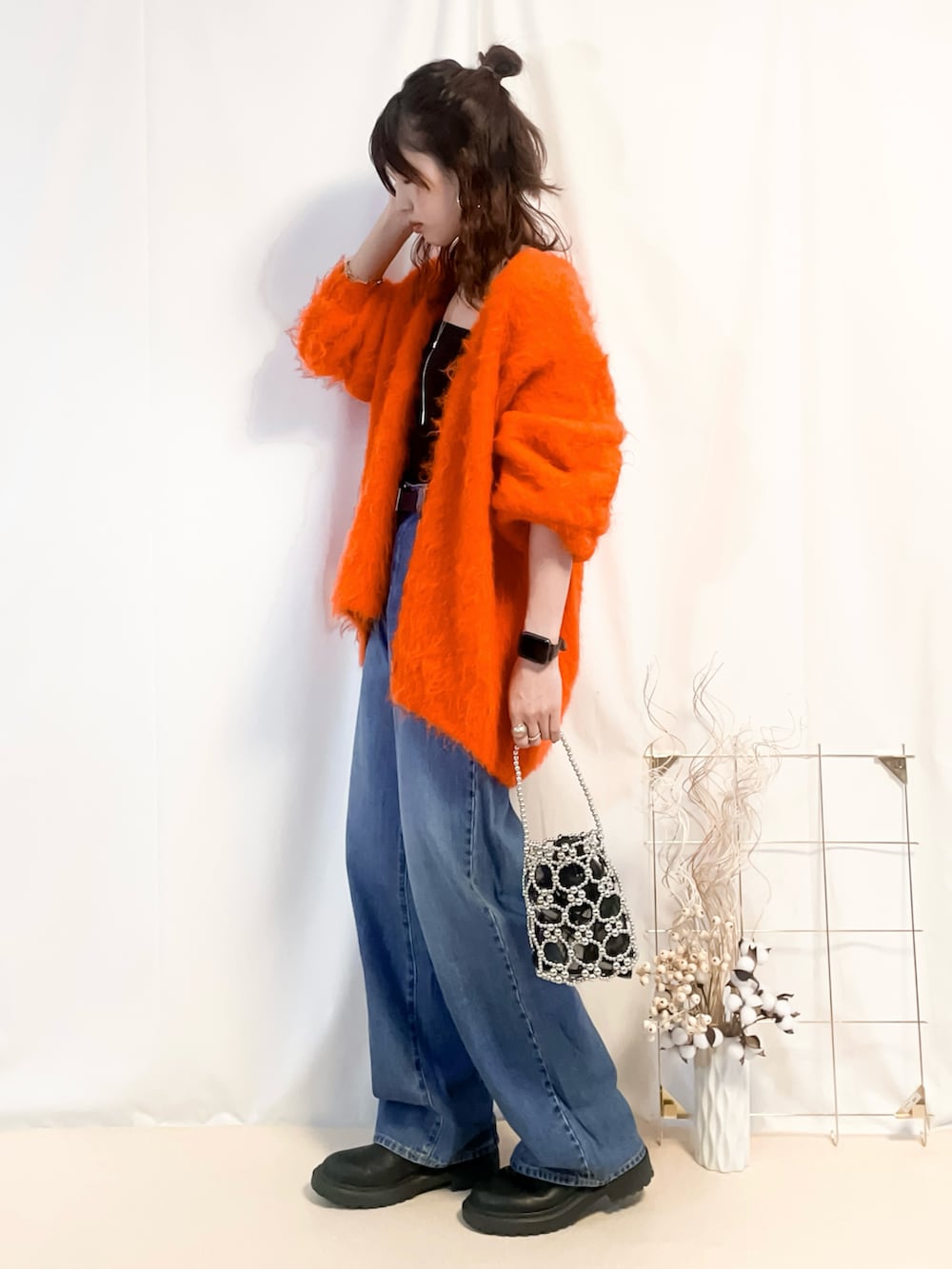 「オレンジ、カーディガン、UNIQLO、デニム、高身長女子、高身長コーデ、ブラトップ、ブーツ、骨格ウェーブ、カラーコーデ、オトナ女子、秋コーデ、ブーツスタイル、ootd、カーディガンコーデ」｜「LE CERCLE par rope'のアルパカタッチヤーンニットカーディガン（カーディガン/ボレロ、オレンジ系）」を使った、うーさん 。さん（骨格ウェーブ・レディース・168cm）の秋コーディネートの3枚目の写真