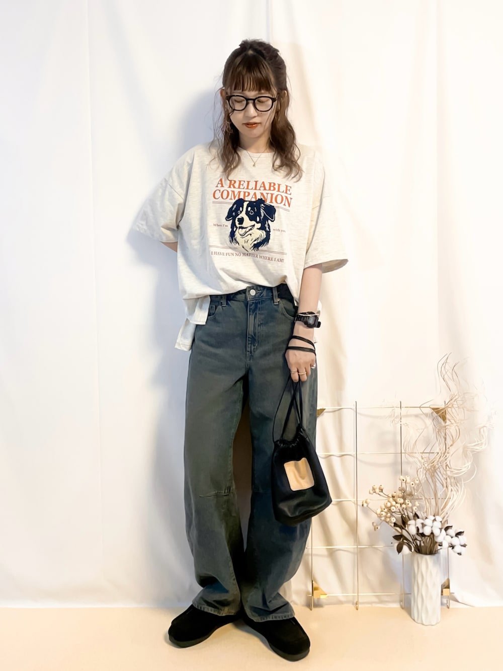 「プチプラ、夏コーデ、休日スタイル、オトナカジュアル、Tシャツ、Tシャツ×デニム、カーブパンツ、バレルレッグジーンズ、高身長女子、高身長コーデ、GU、デニムパンツ、夏だ！Tシャツ着よう！、さらっと晴れやかスナップ、スポーツミックス」｜「Ungridのラウンドフレーム伊達メガネ（メガネ、ブラック系）」を使った、うーさん 。さん（レディース・168cm）の夏コーディネートの3枚目の写真