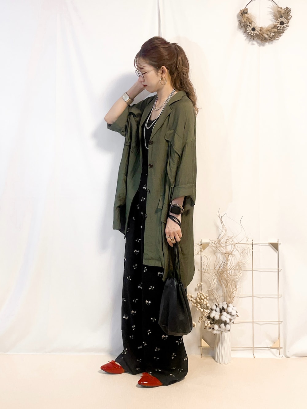 「レイヤードスタイル、花柄パンツ、高身長女子、高身長コーデ、骨格ウェーブ、イエベ春、イエベ秋、プチプラ、ミリタリー、デートコーデ、休日スタイル、メガネ女子、シャツスタイル、刺繍、カーキ」｜「KBFの『WEB限定』バックオープンBIGシャツ（シャツ/ブラウス、グリーン系）」を使った、うーさん 。さん（骨格ウェーブ・レディース・168cm）の夏コーディネートの3枚目の写真