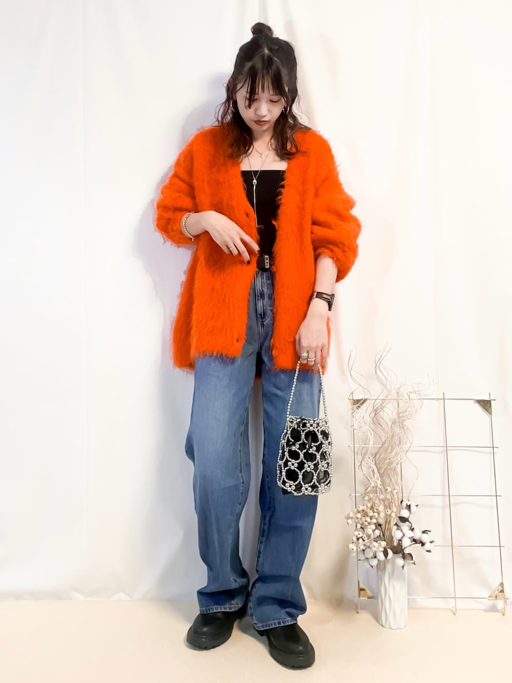 「オレンジ、カーディガン、UNIQLO、デニム、高身長女子、高身長コーデ、ブラトップ、ブーツ、骨格ウェーブ、カラーコーデ、オトナ女子、秋コーデ、ブーツスタイル、ootd、カーディガンコーデ」｜「LE CERCLE par rope'のアルパカタッチヤーンニットカーディガン（カーディガン/ボレロ、オレンジ系）」を使った、うーさん 。さん（骨格ウェーブ・レディース・168cm）の秋コーディネートの4枚目の写真