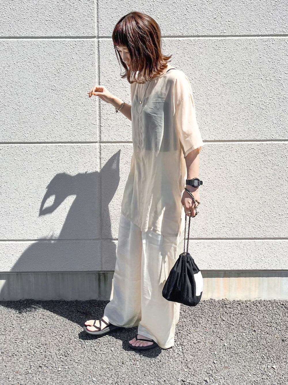 「淡色コーデ、淡色女子、ベージュコーデ、teva、巾着バッグ、お出かけコーデ、高身長女子、高身長コーデ、きれいめカジュアル、ビックシルエット、シアートップス、サテンパンツ、ワントーンコーデ、オトナカジュアル、パンツコーデ」｜「select MOCA by sonの2023 SS オーバーシア―トップス（シャツ/ブラウス、ベージュ系）」を使った、うーさん 。さん（レディース・168cm）の夏コーディネートの2枚目の写真
