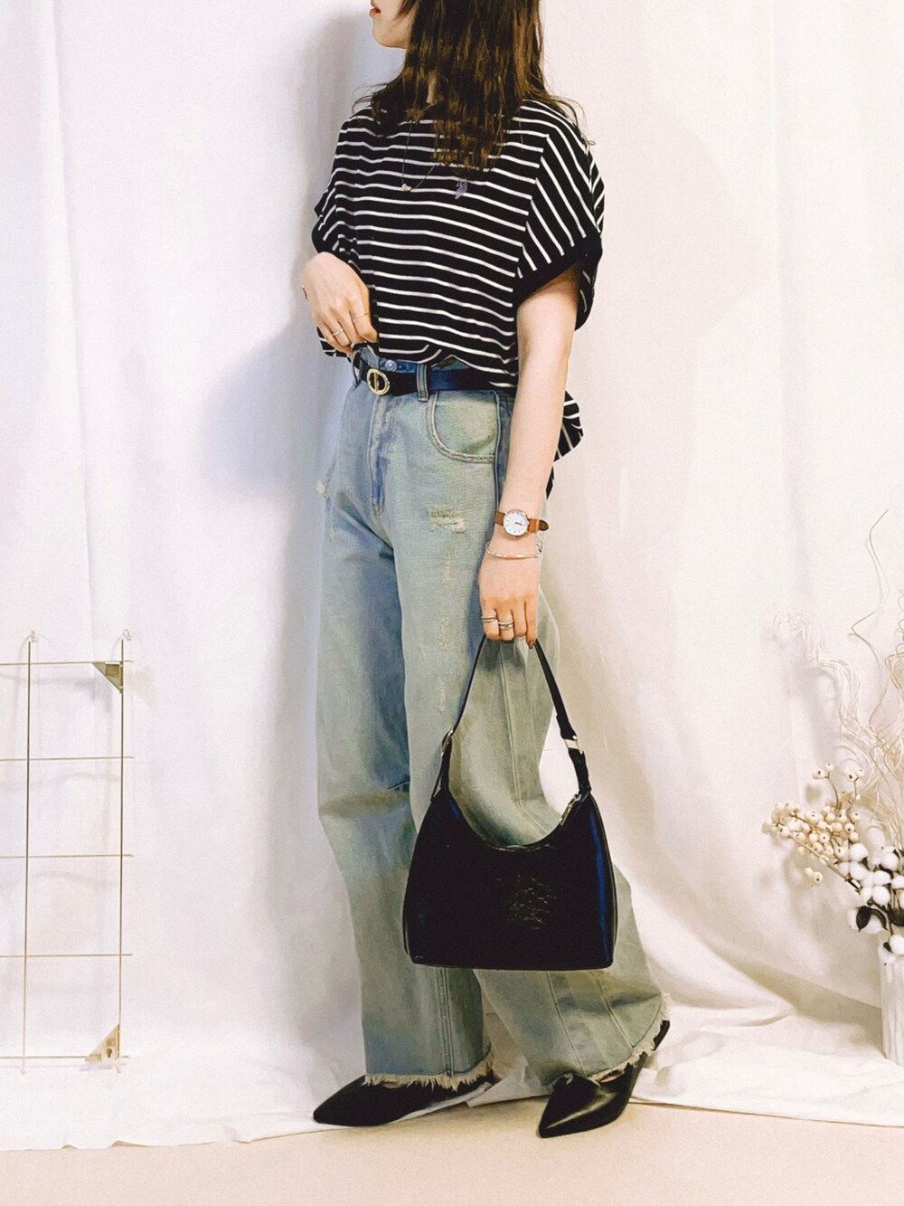 ブラック系のTシャツ/カットソー、ブルー系のデニムパンツ、ブルー系のテーラードジャケットを着用したレディースの春コーディネートの2枚目の写真