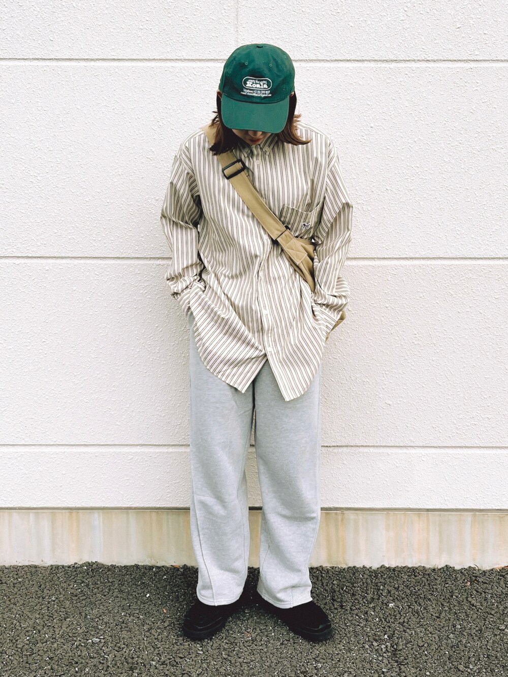 ベージュ系のシャツ/ブラウス、グレー系のスウェットパンツ、ベージュ系のショルダーバッグを着用したレディースの秋コーディネートの4枚目の写真