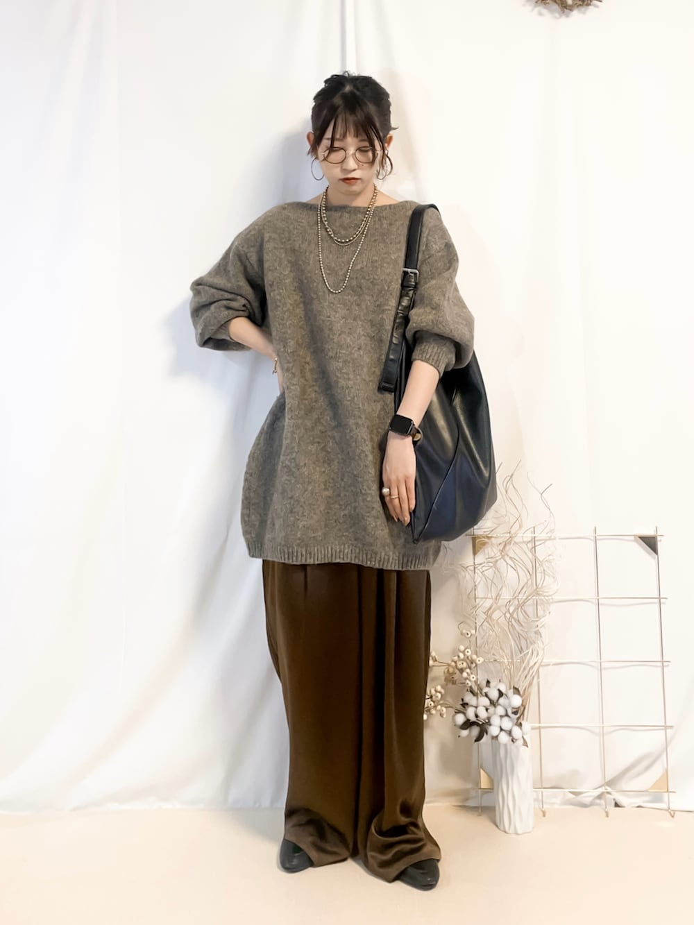 「冬コーデ、クリスマスに着たい服、マイベストコーデ2024、おでかけコーデ、高身長女子、高身長コーデ、ブラウン、ブラウンコーデ、サテンパンツ、骨格ウェーブ、イエベ春、オトナカジュアル、きれいめカジュアル、ニットコーデ、秋冬コーデ」｜「titivateのﾎﾞｰﾄﾈｯｸﾐﾆ丈ﾆｯﾄﾜﾝﾋﾟｰｽ（ワンピース、ブラウン系）」を使った、うーさん 。さん（骨格ウェーブ・レディース・168cm）の冬コーディネートの2枚目の写真