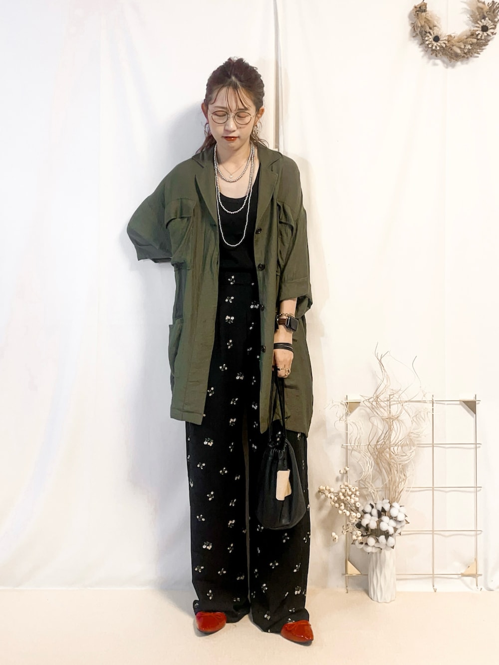 「レイヤードスタイル、花柄パンツ、高身長女子、高身長コーデ、骨格ウェーブ、イエベ春、イエベ秋、プチプラ、ミリタリー、デートコーデ、休日スタイル、メガネ女子、シャツスタイル、刺繍、カーキ」｜「KBFの『WEB限定』バックオープンBIGシャツ（シャツ/ブラウス、グリーン系）」を使った、うーさん 。さん（骨格ウェーブ・レディース・168cm）の夏コーディネートの2枚目の写真