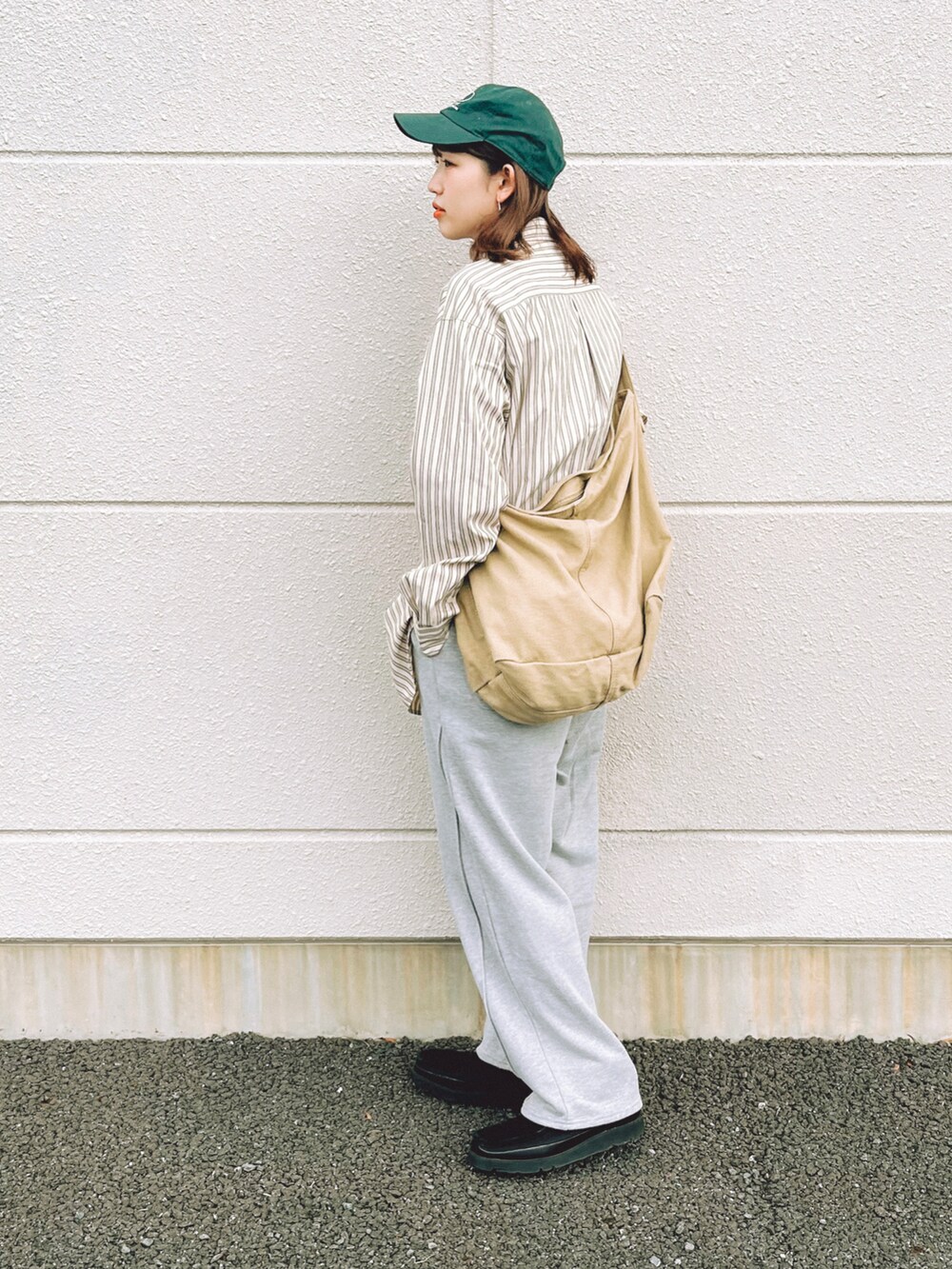 ベージュ系のシャツ/ブラウス、グレー系のスウェットパンツ、ベージュ系のショルダーバッグを着用したレディースの秋コーディネートの5枚目の写真