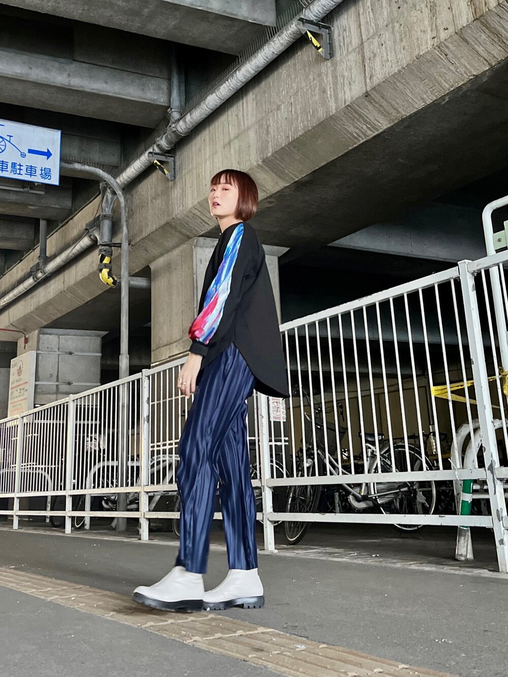 ホワイト系のブーツ、ブルー系のその他パンツ、ブラック系のスウェットを着用したレディースの冬コーディネートの2枚目の写真