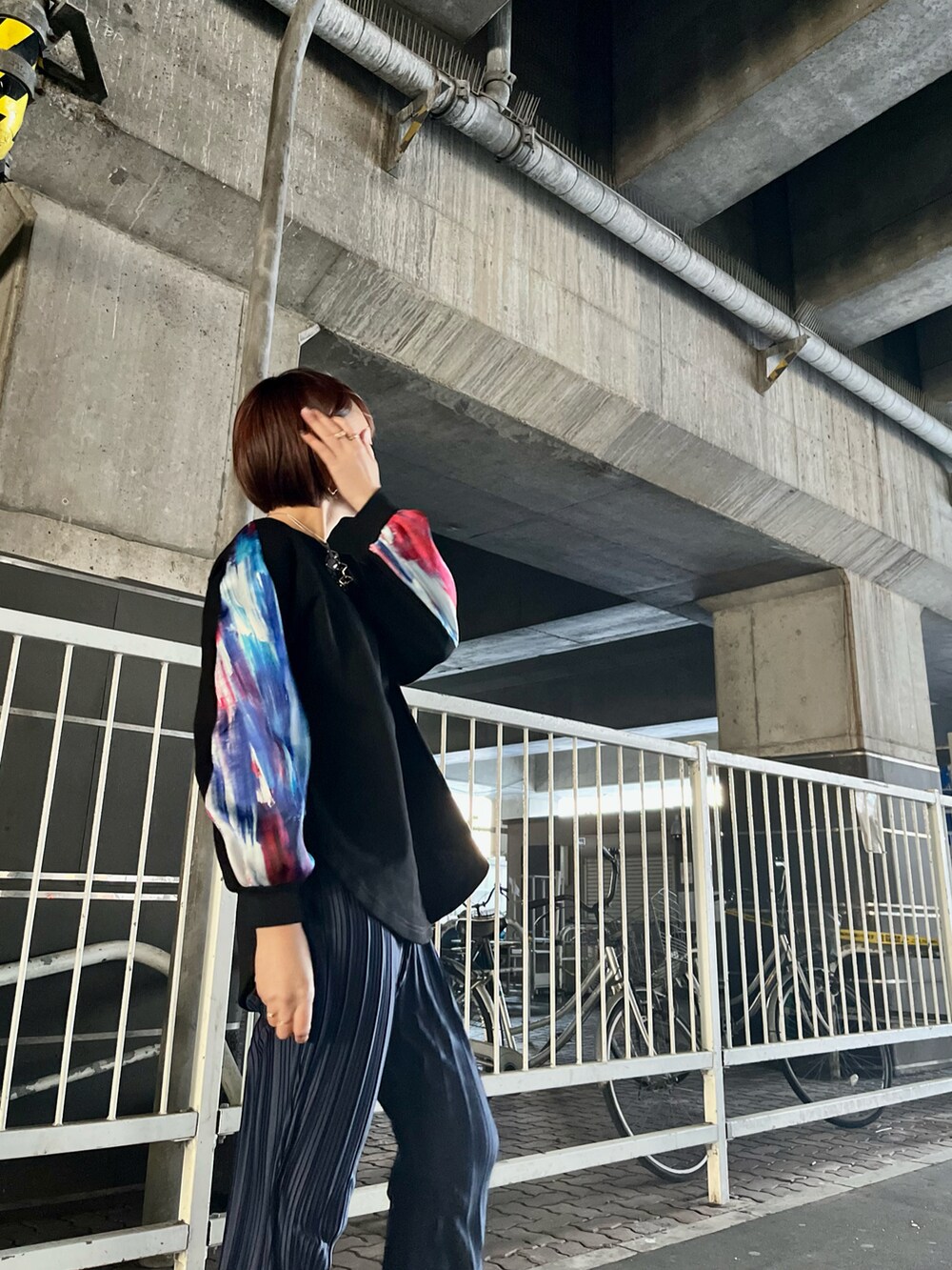 ホワイト系のブーツ、ブルー系のその他パンツ、ブラック系のスウェットを着用したレディースの冬コーディネートの3枚目の写真