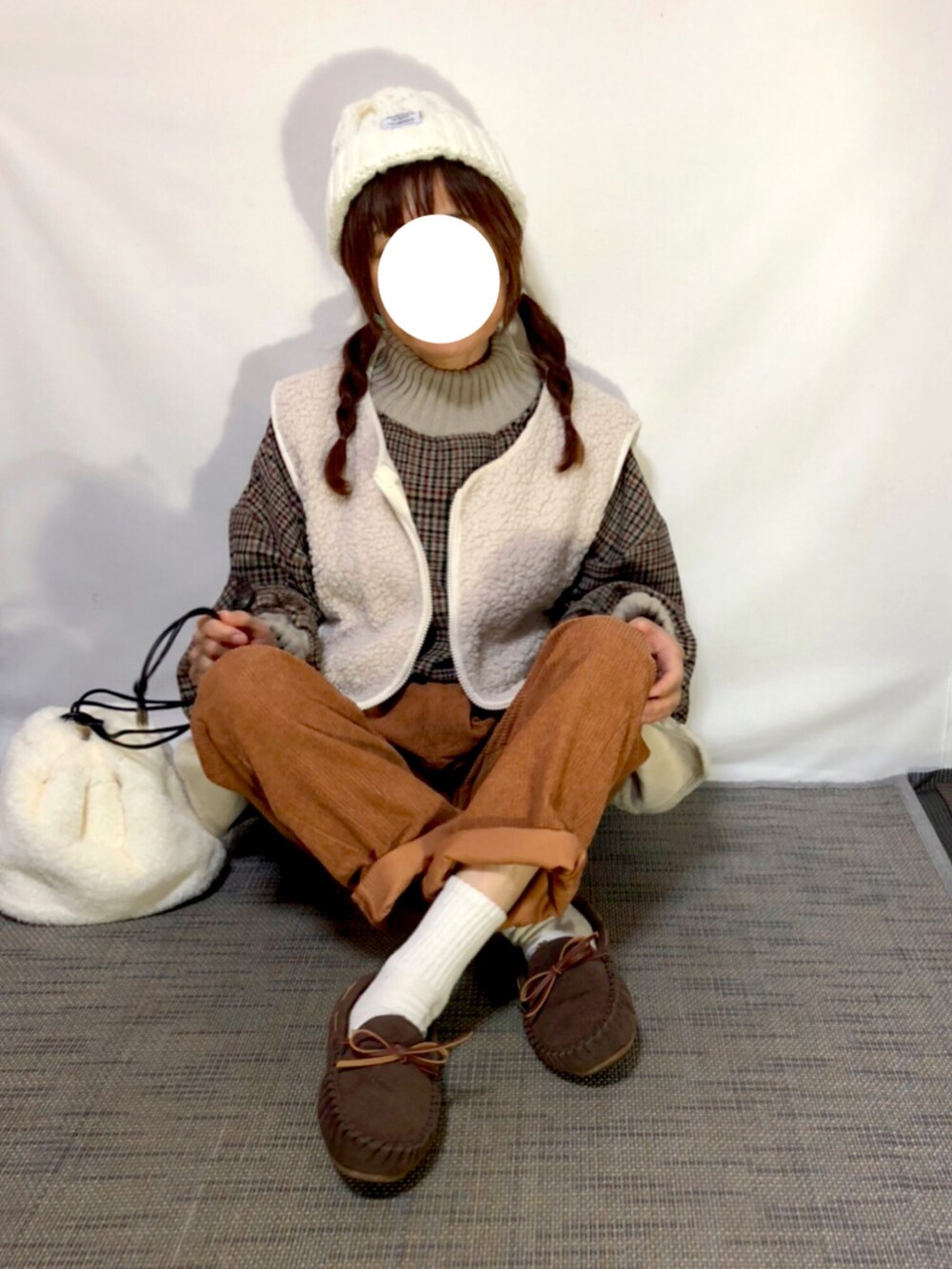 「冬、カジュアル、ボアベスト、プチプラ、チェック柄、スウェット、コーデュロイパンツ、モカシン、ファーバッグ、ボリューム袖、低身長、ニット帽」|「CHELSEA New Yorkのアイテム(ニットキャップ/ビーニー、ホワイト系)」を使った、kaop🐣さん(レディース・150cm)の冬コーディネートの2枚目の写真