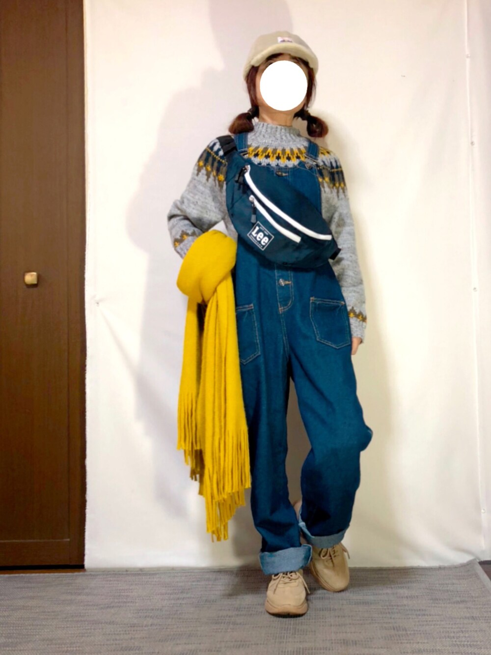 「冬コーデ、カジュアル、メンズライク、古着MIX、オバオルコーデ、ノルディックセーター、ノルディックニット、オーバーオール、ダッドスニーカー、プチプラ、ウエストポーチ、ボアキャップ、ストール、低身長」｜「14+のピグメントボアキャップ（キャップ、ベージュ系）」を使った、kaop🐣さん（レディース・150cm）の冬コーディネートの2枚目の写真