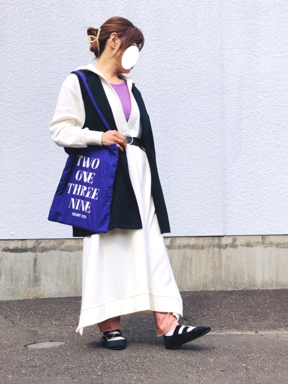 ホワイト系のワンピース、ピンク系のタンクトップ、ブラック系のベストを着用したレディースの春コーディネートの2枚目の写真