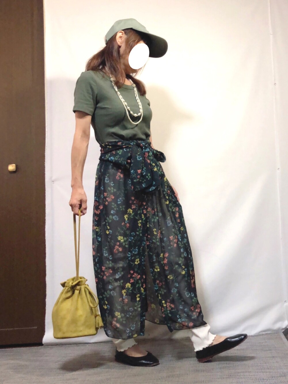 「オトナカジュアル、秋色、レイヤード、シアーワンピース、花柄ワンピース、レギンス、リブT、パールネックレス、フラットシューズ、巾着バッグ、キャップ、低身長」|「ChampionのCHAMPION/チャンピオン 洗いキャップ(キャップ、グリーン系)」を使った、kaop🐣さん(レディース・150cm)の秋コーディネートの2枚目の写真