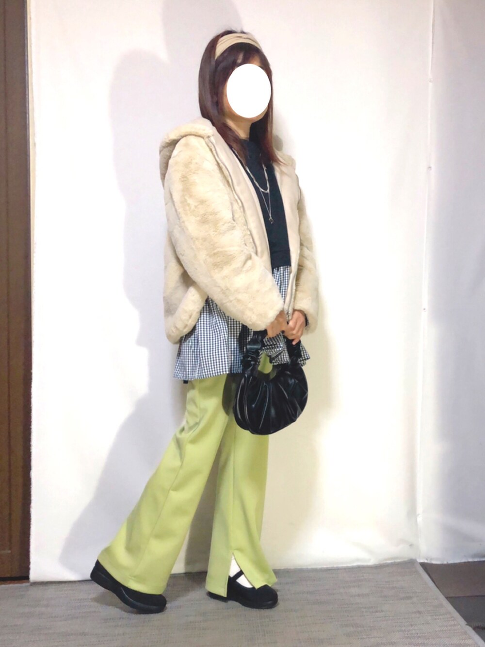 「ほめられ本命コーデ、あったかコーデ、パンツスタイル、プチプラ、ZARA、フェイクファー、ファージャケット、チュニック、ギンガムチェック、フレアパンツ、カラーパンツ、クロワッサンバッグ、ヘアバンド、低身長、好きな服を好きなように着る🐷💕」｜「ZARAのアイテム（その他アウター、ベージュ系）」を使った、kaop🐣さん（レディース・150cm）の冬コーディネートの2枚目の写真