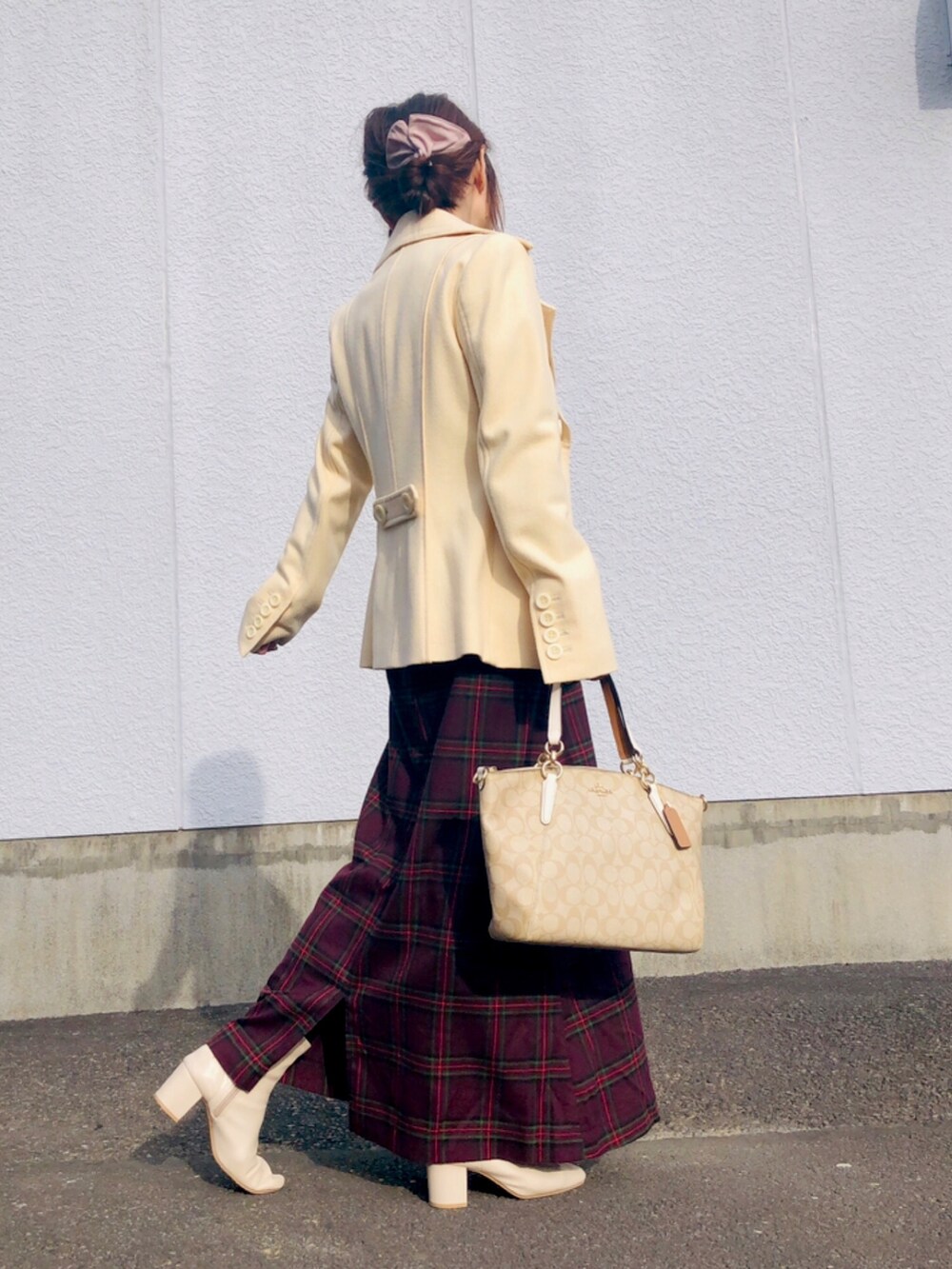 「冬コーデ、お出かけコーデ、キレイめ、オトナ女子、オトナカワイイ、ショートコート、チャイナニット、ジャンバースカート、マキシスカート、チェックスカート、ショートブーツ、COACH、低身長、ラーメン大好き」｜「FRAGILEのアイテム（ジャケット/アウター、ホワイト系）」を使った、kaop🐣さん（レディース・150cm）の冬コーディネートの3枚目の写真