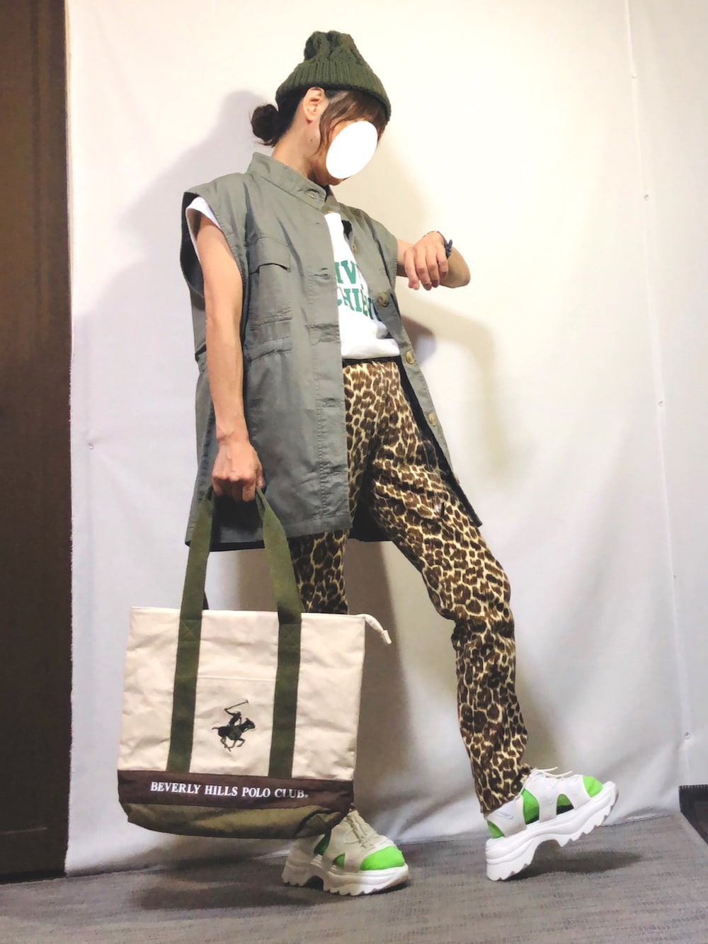 「ミリタリー、メンズライク、ミリタリーベスト、ロゴベスト、CIMARRON、柄パンツ、厚底サンダル、サンダルに靴下、カラーソックス、トートバッグ、ニット帽、低身長、夏秋ミックス」|「Javaの《JaVa ジャバコラボ》即、お洒落!スタンドカラーミリタリーベスト(ベスト、グリーン系)」を使った、kaop🐣さん(レディース・150cm)の秋コーディネートの3枚目の写真