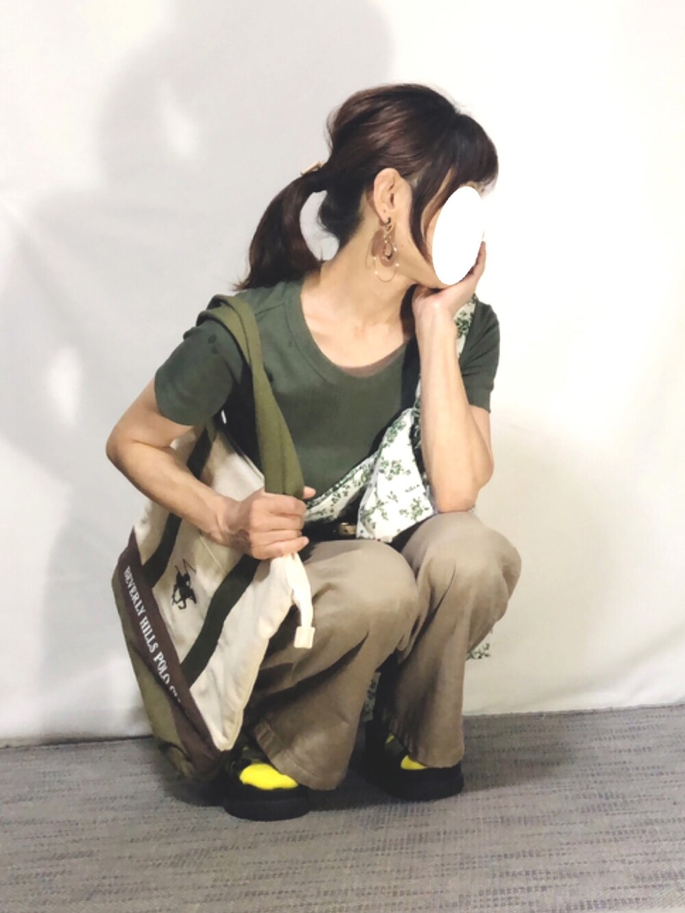 グリーン系のTシャツ/カットソー、グリーン系のシャツ/ブラウス、ベージュ系のその他パンツを着用したレディースの夏コーディネートの3枚目の写真