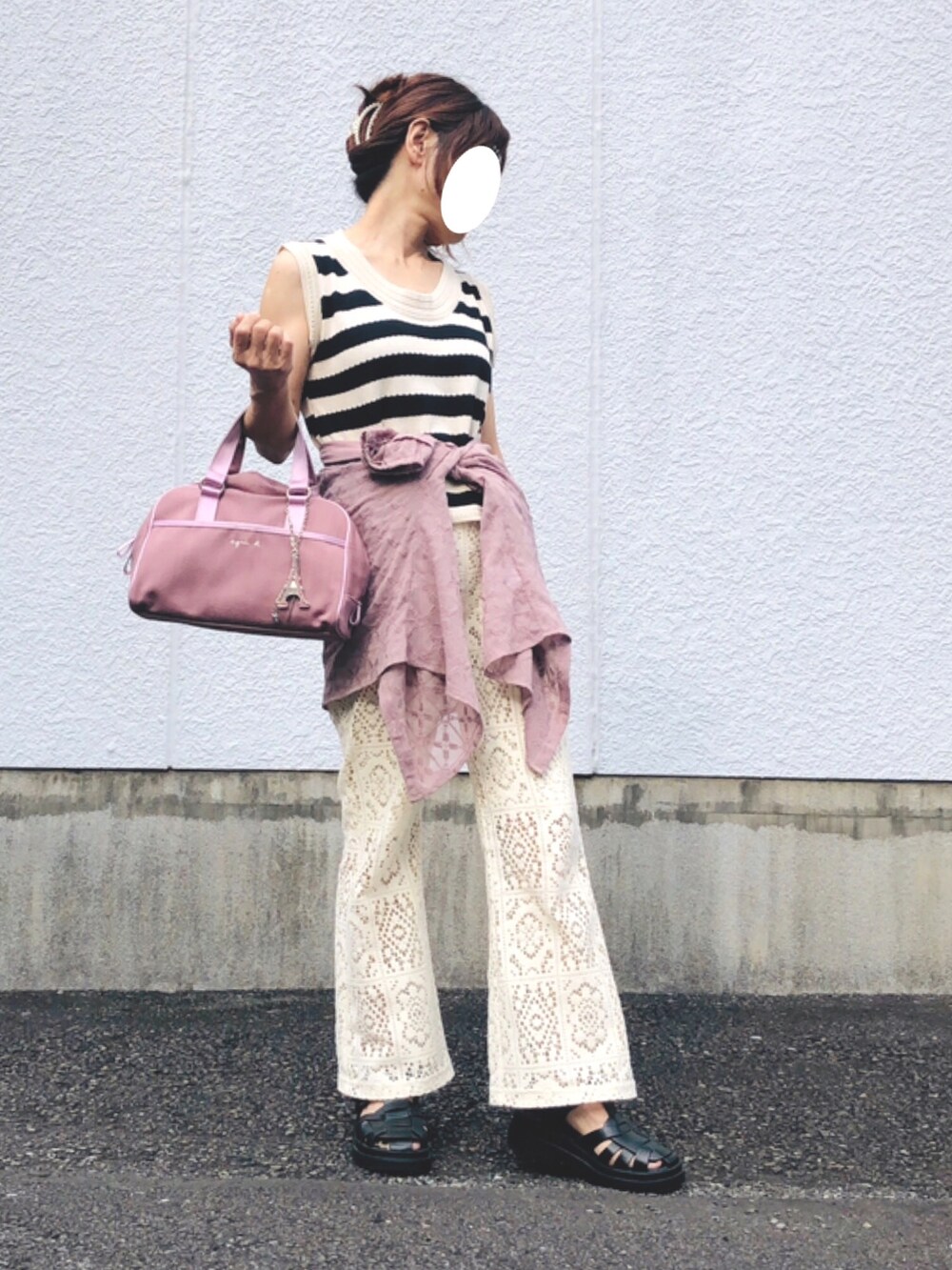 「きれいめカジュアル、オトナ女子、着回しコーデ、シア―ブラウス、ボーダートップス、ノースリーブトップス、レースパンツ、グルカサンダル、ボストンバッグ、低身長、初秋コーデ」｜「Futier landのボーダールーズノースリーブトップス（Tシャツ/カットソー、ベージュ系）」を使った、kaop🐣さん（レディース・150cm）の秋コーディネートの3枚目の写真