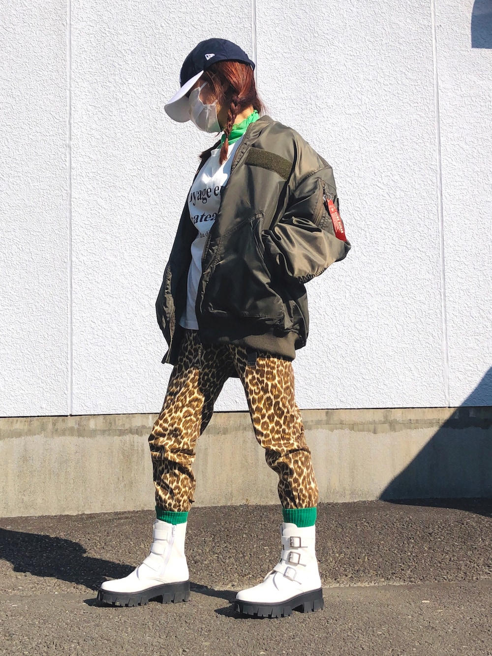 グリーン系のMA-1、ホワイト系のTシャツ/カットソー、グリーン系のTシャツ/カットソーを着用したレディースの冬コーディネートの3枚目の写真