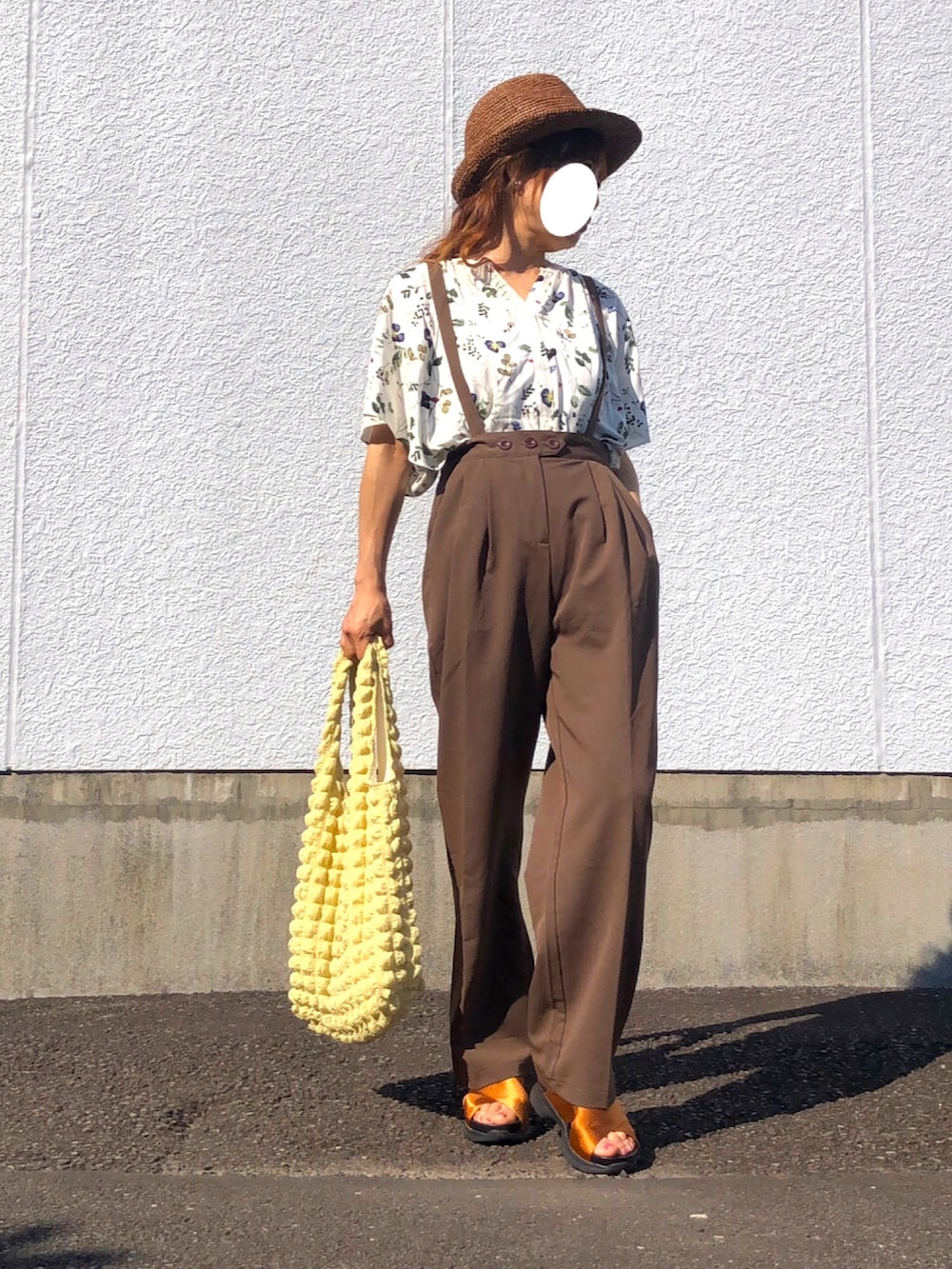 ホワイト系のシャツ/ブラウス、ブラウン系のその他パンツ、イエロー系のサンダルを着用したレディースの夏コーディネートの2枚目の写真
